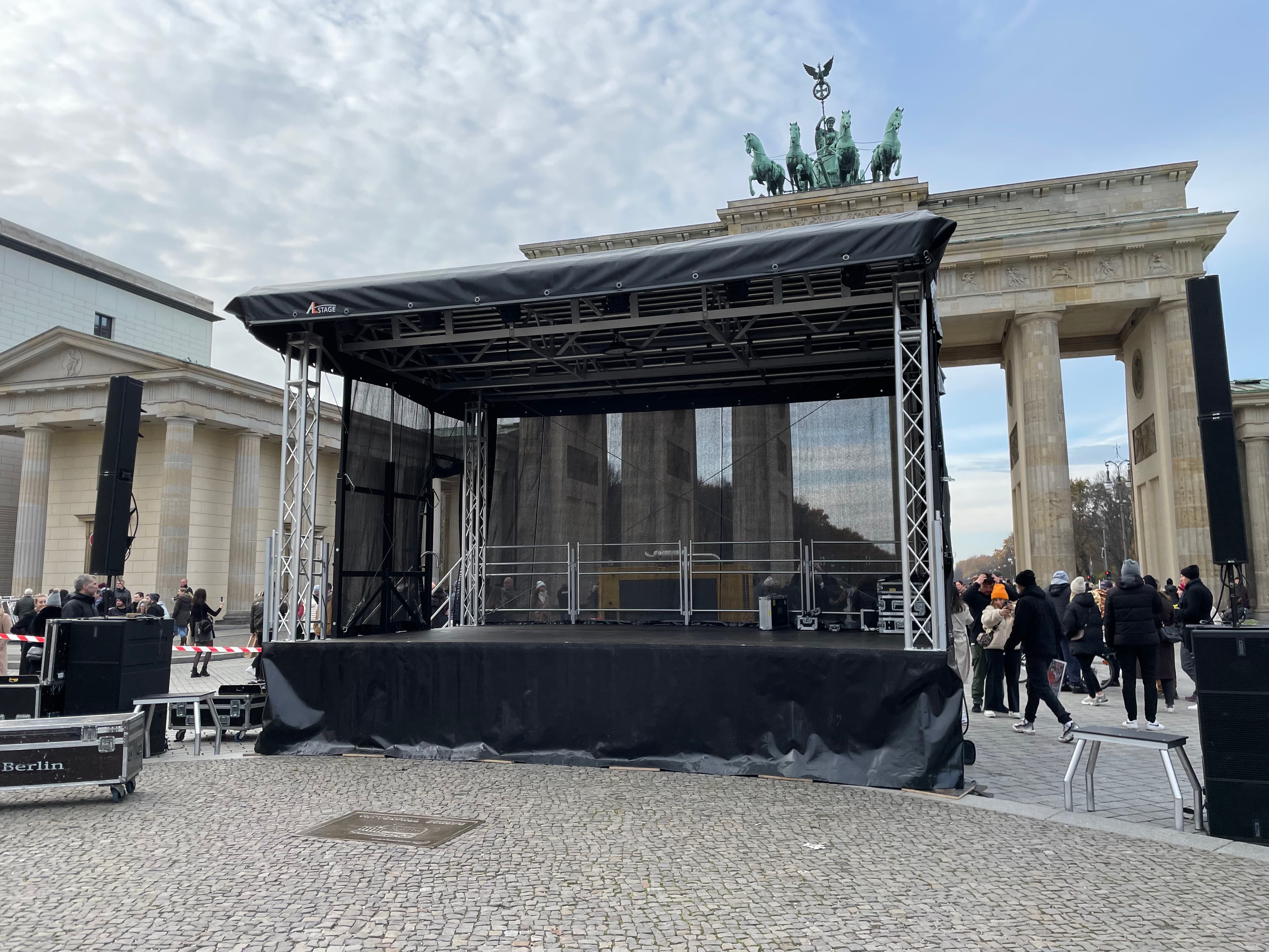 Trailerbühne S24 Pro im Live-Einsatz vor dem Brandenburger Tor in Berlin zur Blue Hour