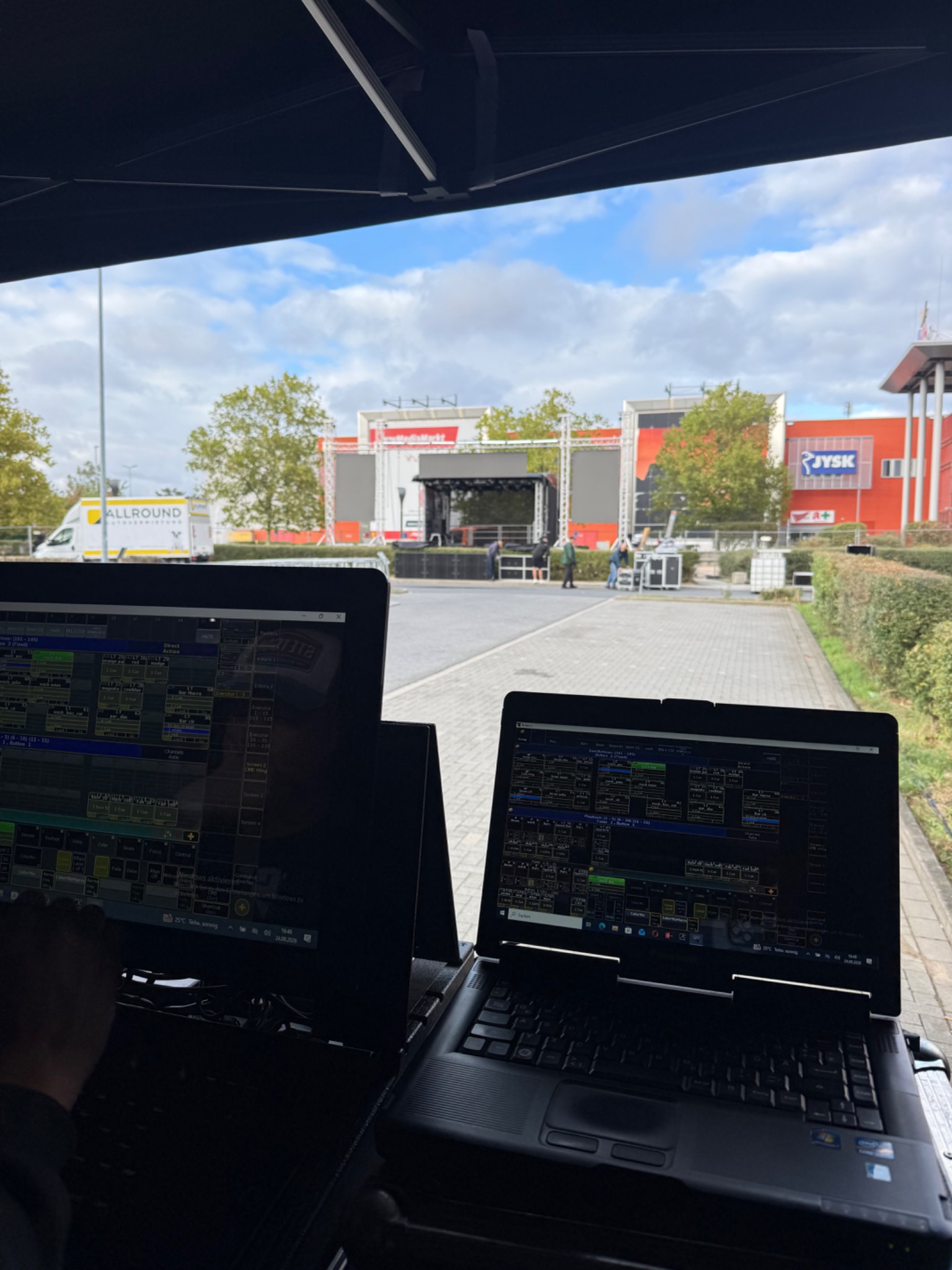 Blick vom Technikplatz auf die Bühne beim Jubiläum 30 Jahre A10 Center Wildau