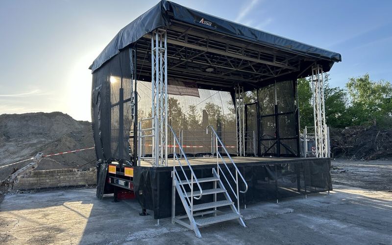Aufgebaute Trailerbühne 6 × 4 m von Mobiles Entertainment Berlin