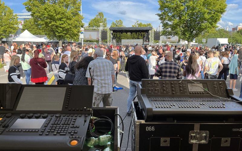 Ton- und Lichtpult von Mobiles Entertainment Berlin bei einem Open-Air-Fest