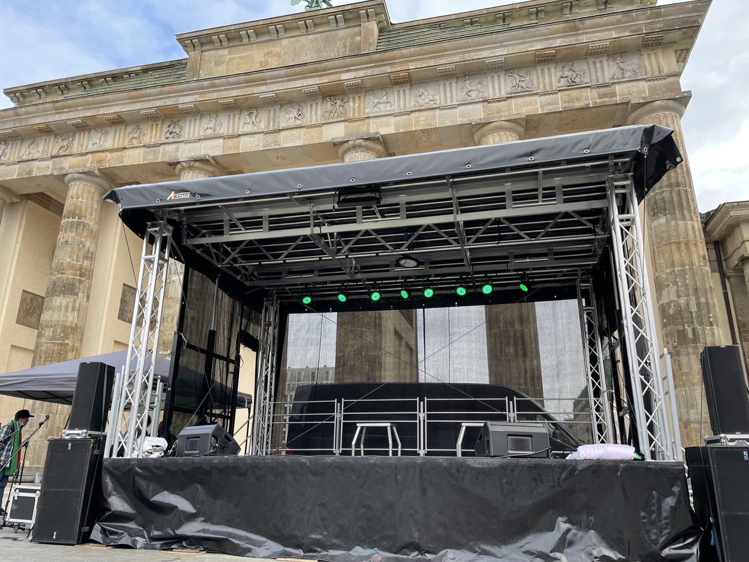 Trailerbühne mit Lichttechnik am Brandenburger Tor