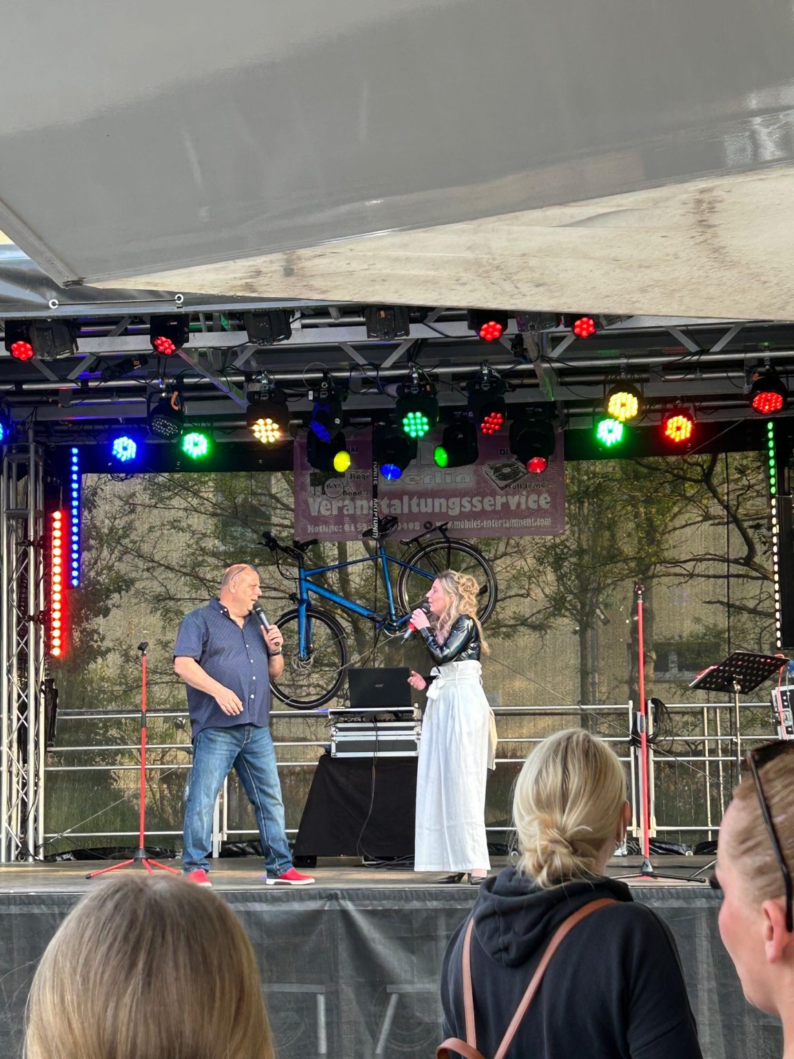 Bühne mit Lichttechnik und Duo Atemlos