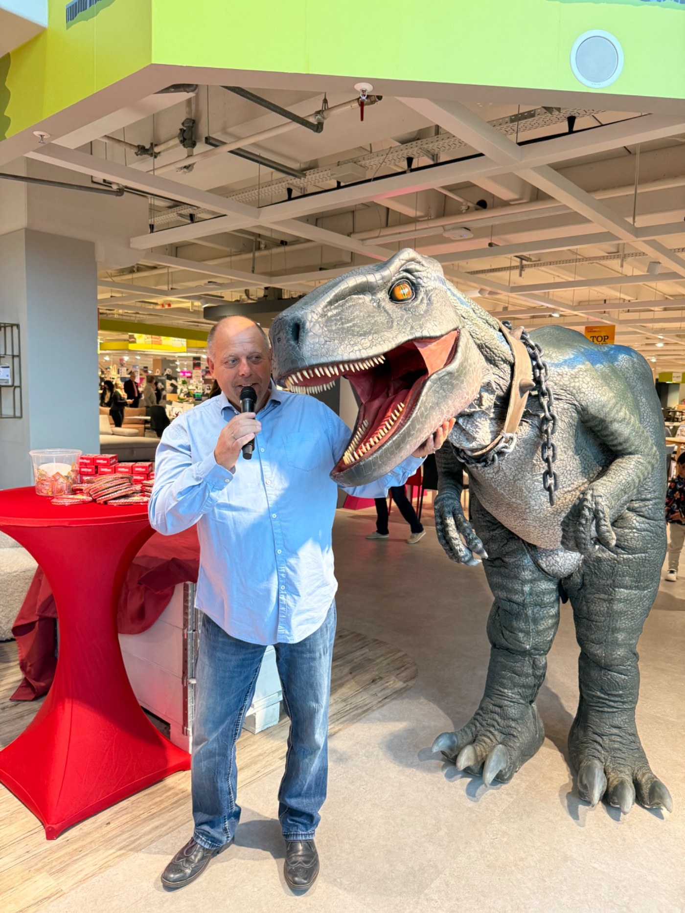 Jens Seidlitz bei einer moderierten Firmenaktion mit Dinosaurier