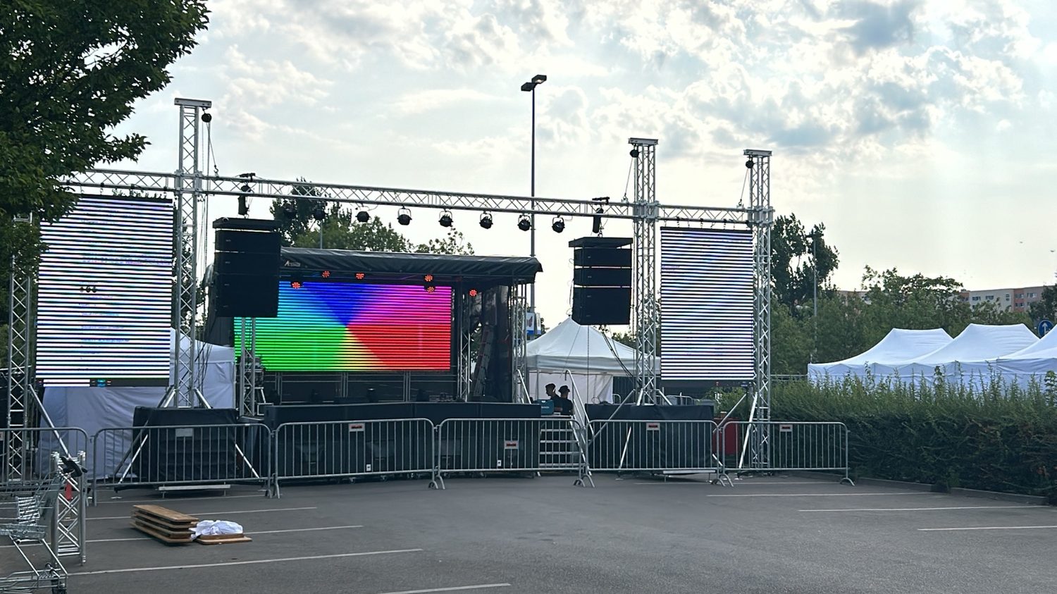 LED-Wände und Lichttechnik auf Open-Air-Bühne