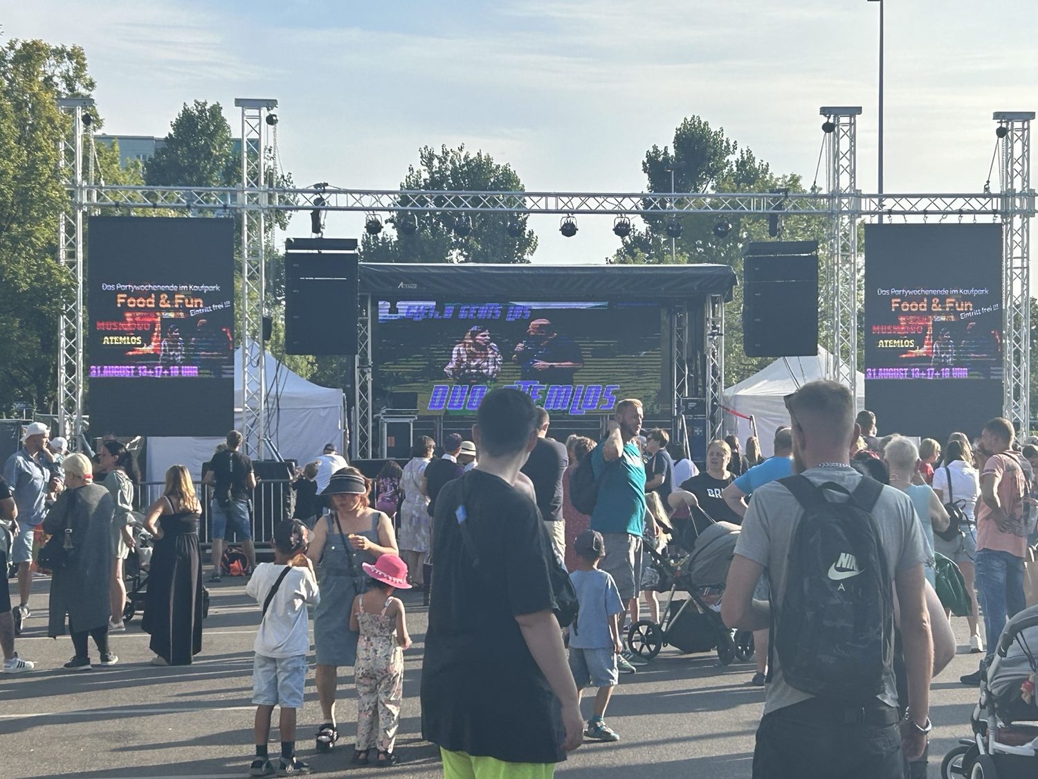 Publikum vor Bühne mit LED-Technik
