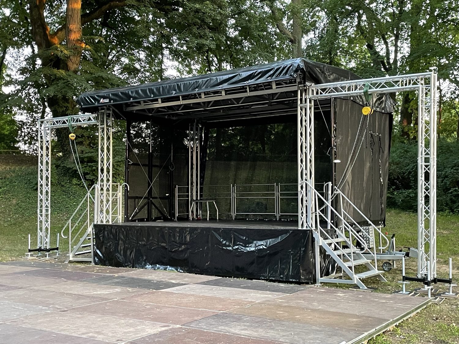 Mobile Bühne für Vereinsfest im Außenbereich