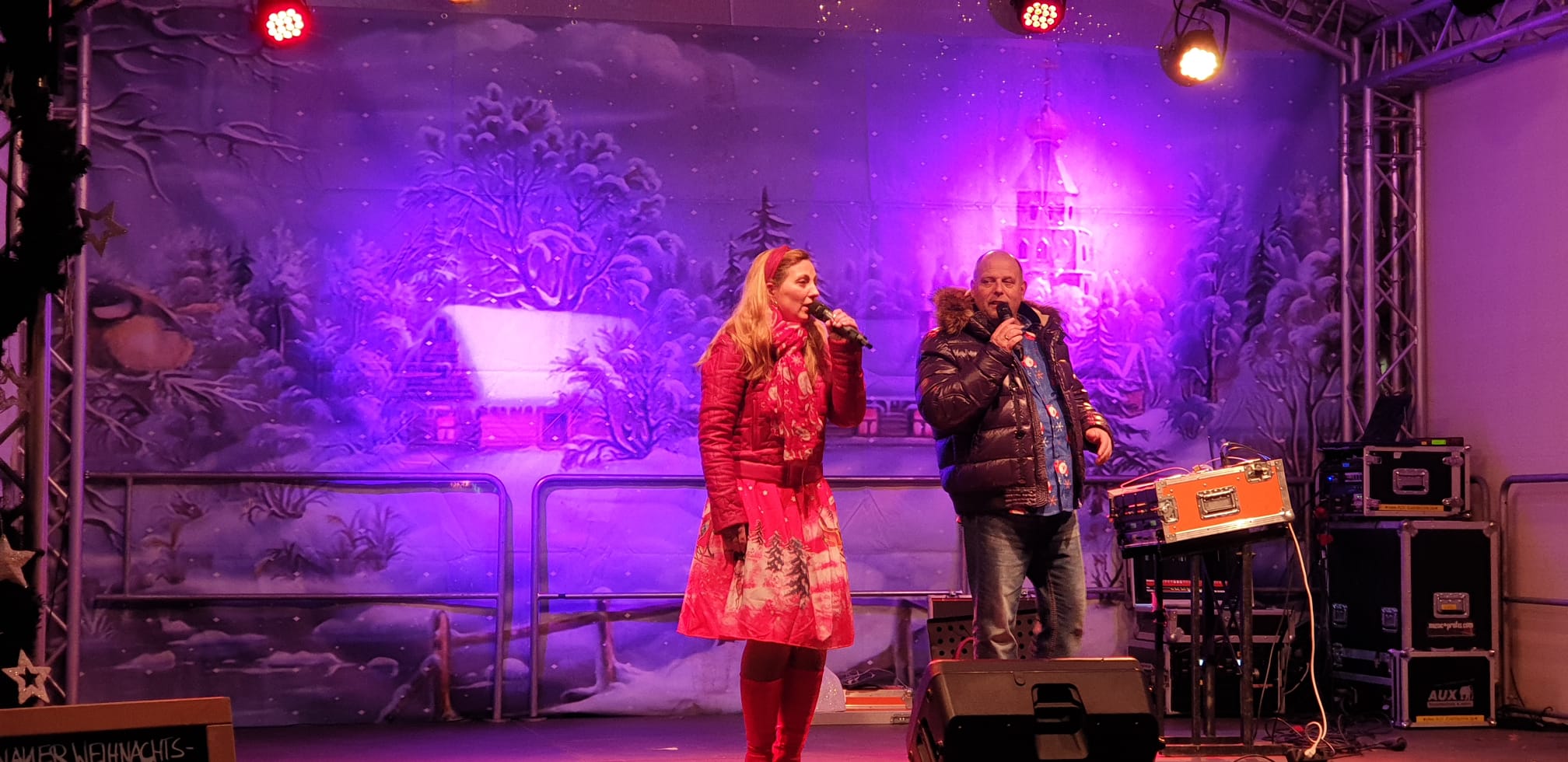 Weihnachtsbühne mit farbiger Beleuchtung