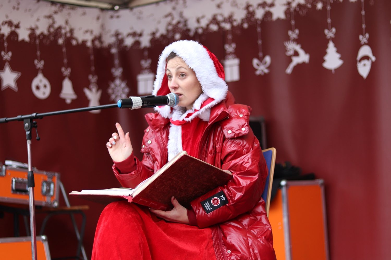 Weihnachtsprogramm mit Mikrofon und Lesung