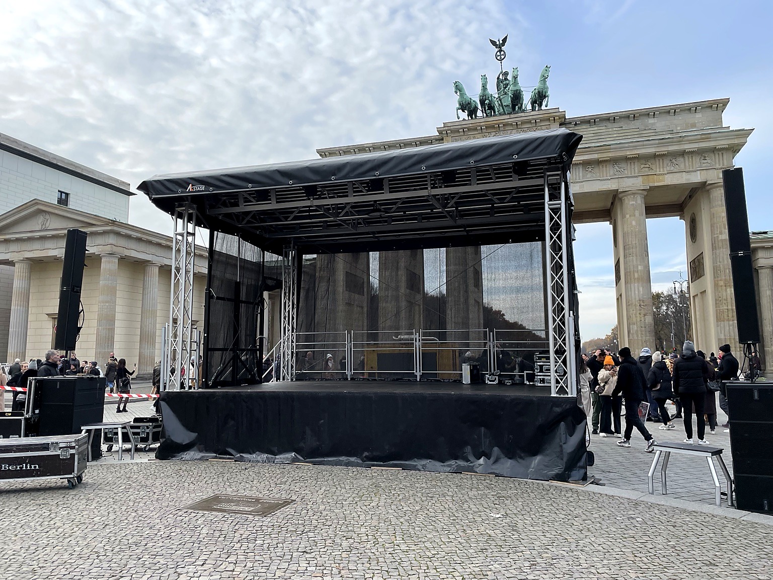 Trailerbühne von Mobiles Entertainment Berlin vor dem Brandenburger Tor