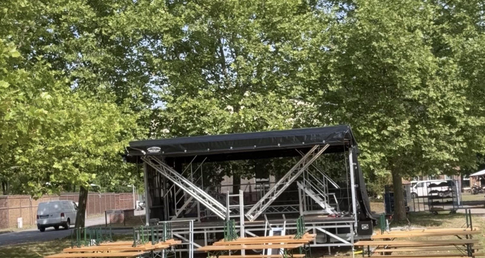 Aufbauphase der mobilen Trailerbühne