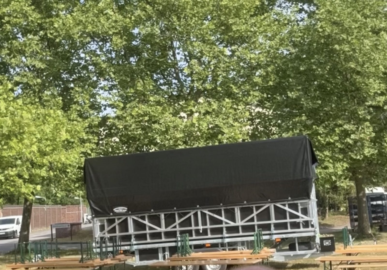 Trailerbühne während des Aufbaus
