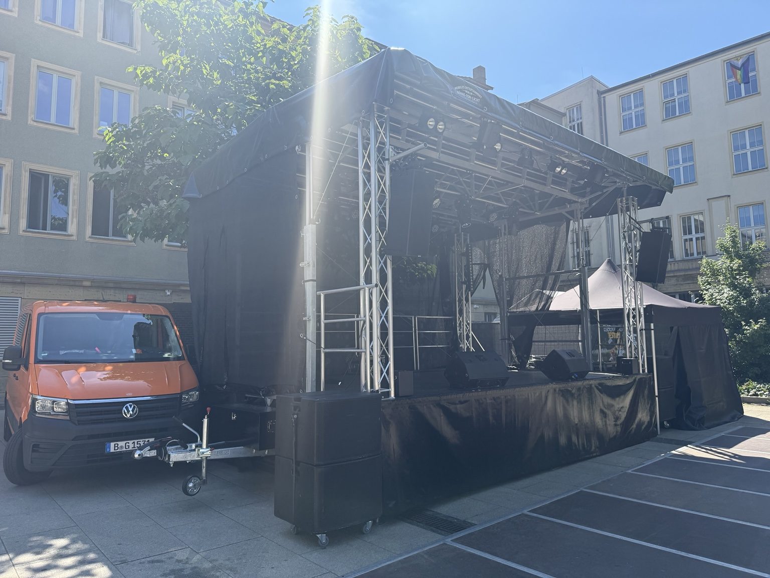 Trailerbühne mit Zugfahrzeug in Cottbus
