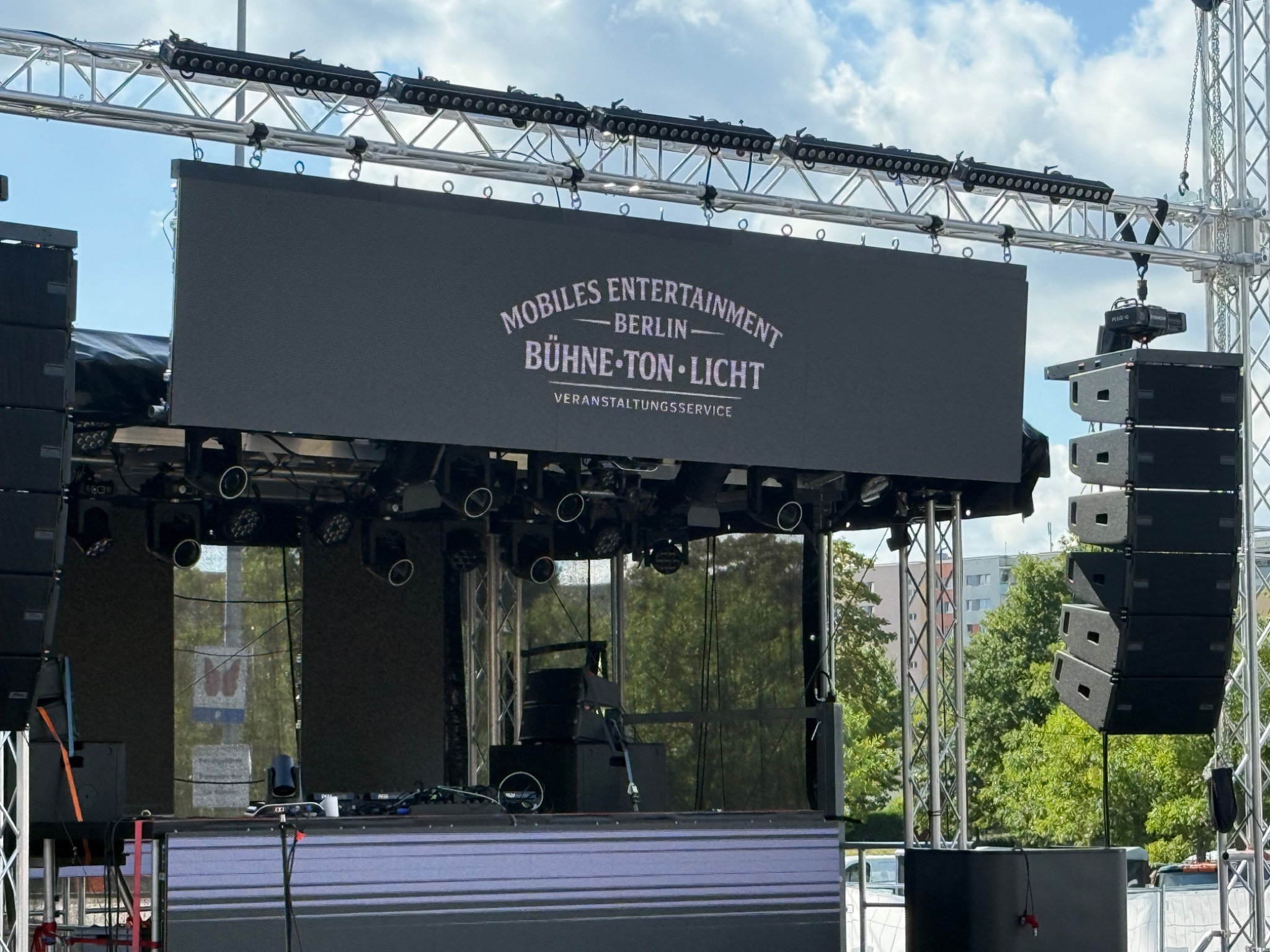 Große LED-Wand mit Logo von Mobiles Entertainment Berlin beim Centerlauf im Kaufpark Eiche