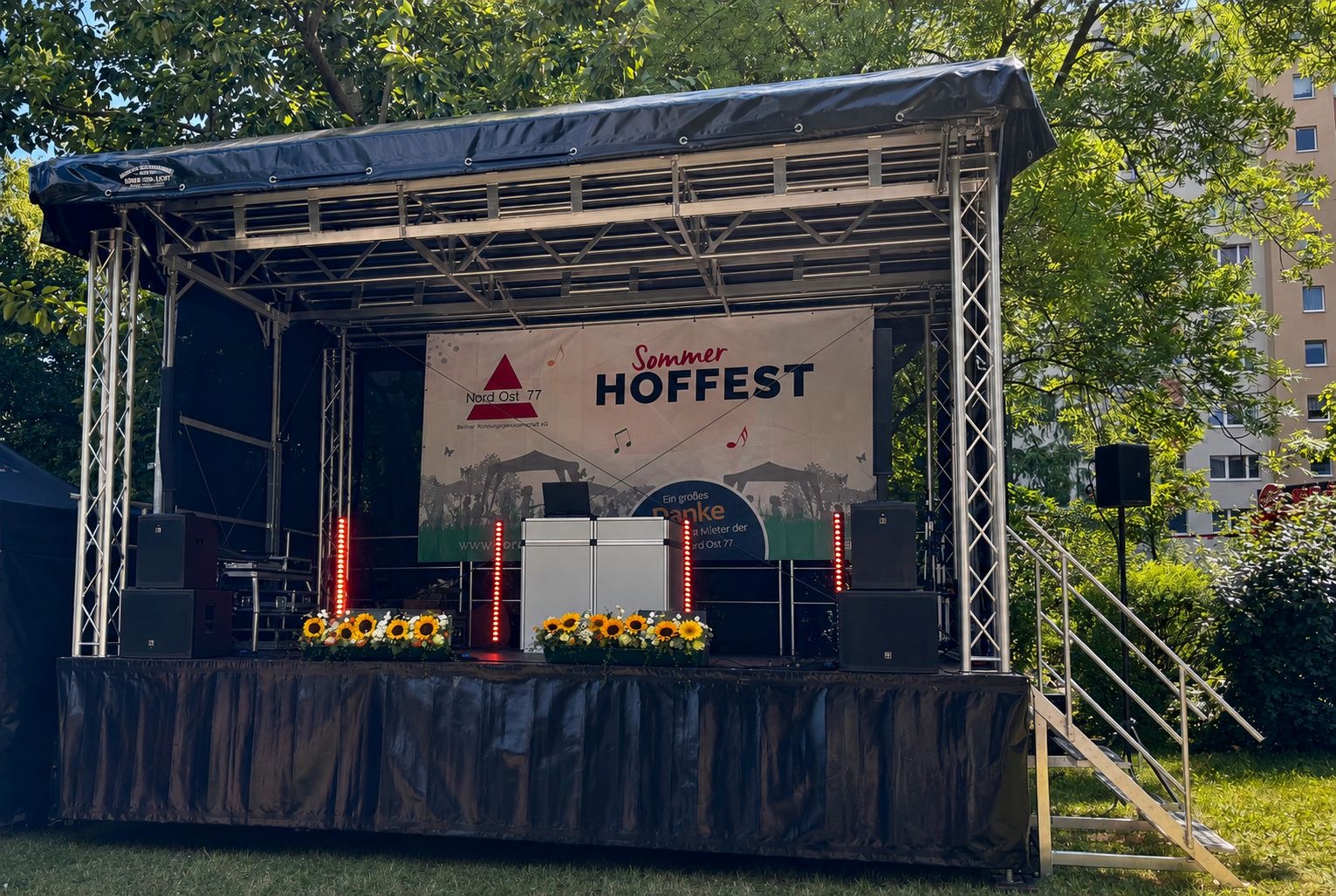 Trailerbühne beim Sommer-Hoffest der Wohnungsbaugenossenschaft Nord Ost 77