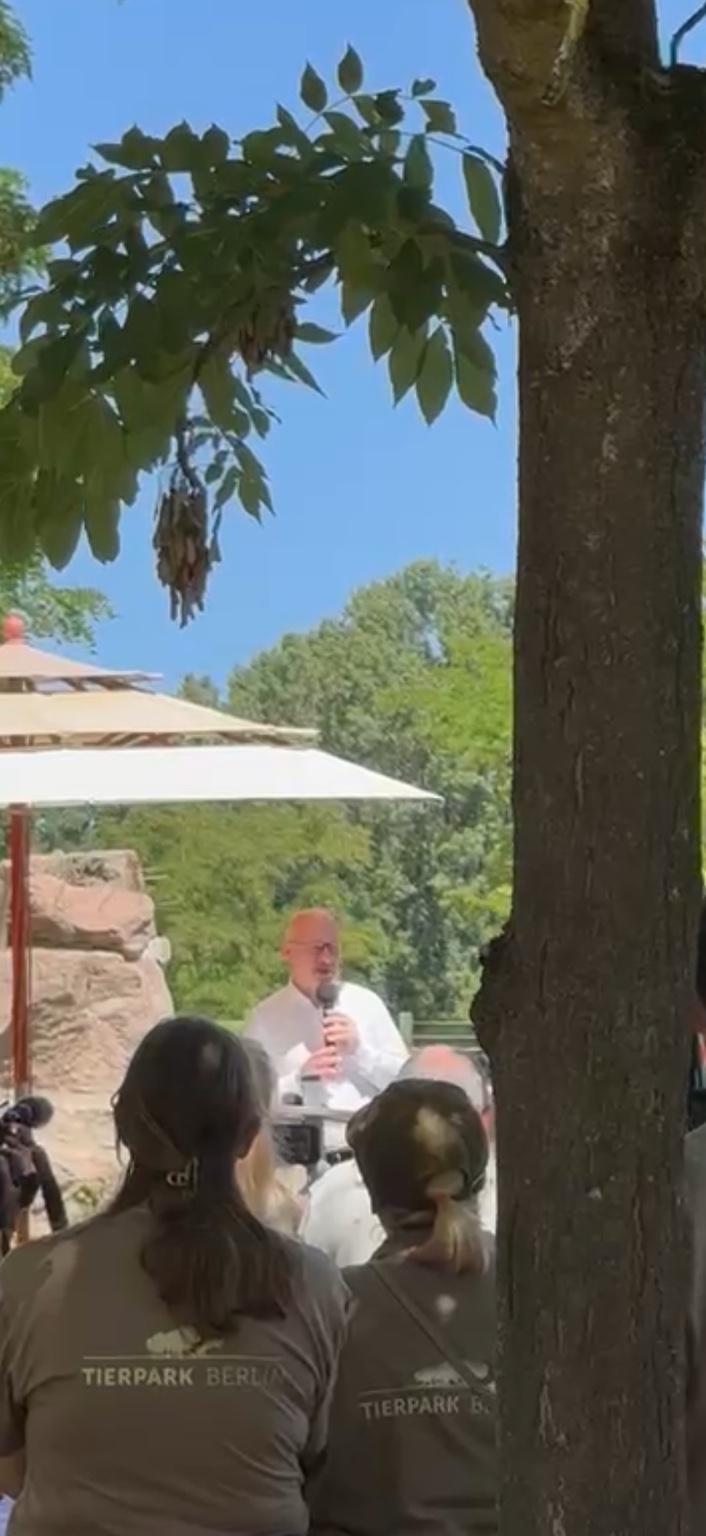 Gäste und Tierpark-Team bei der Veranstaltung im Tierpark Berlin